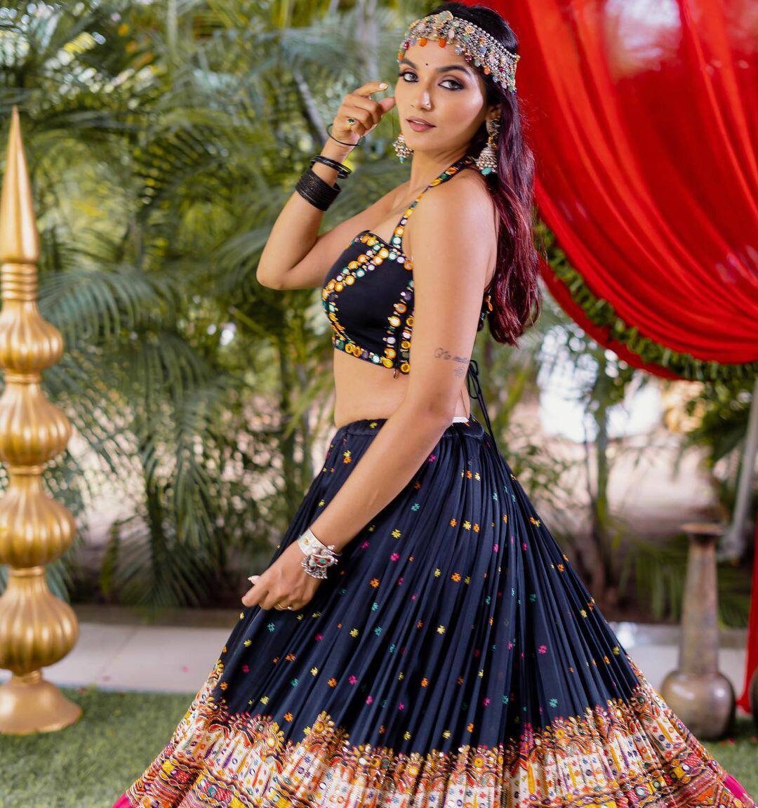 Beautiful Navratri Chaniya Choli Traditional Navratri Lehenga Elegant Navratri Choli Stylish Navratri Lehenga Ready to Wear