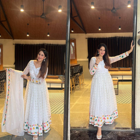 Presenting New Đěsigner Anarkali Suit In New Fancy Style