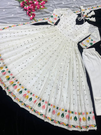 Presenting New Đěsigner Anarkali Suit In New Fancy Style