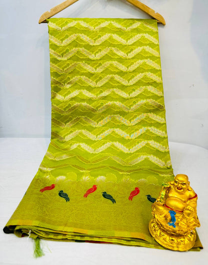 Imaginative Lavendor Kanjivaram Silk Saree With Glittering Blouse Piece