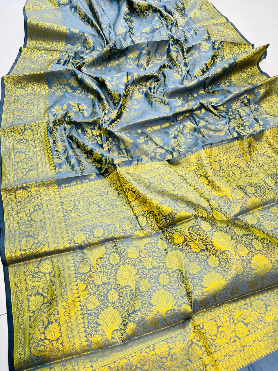 Women's Banarasi Silk Royal Saree With Weaving Golden Zari & Golden Blouse