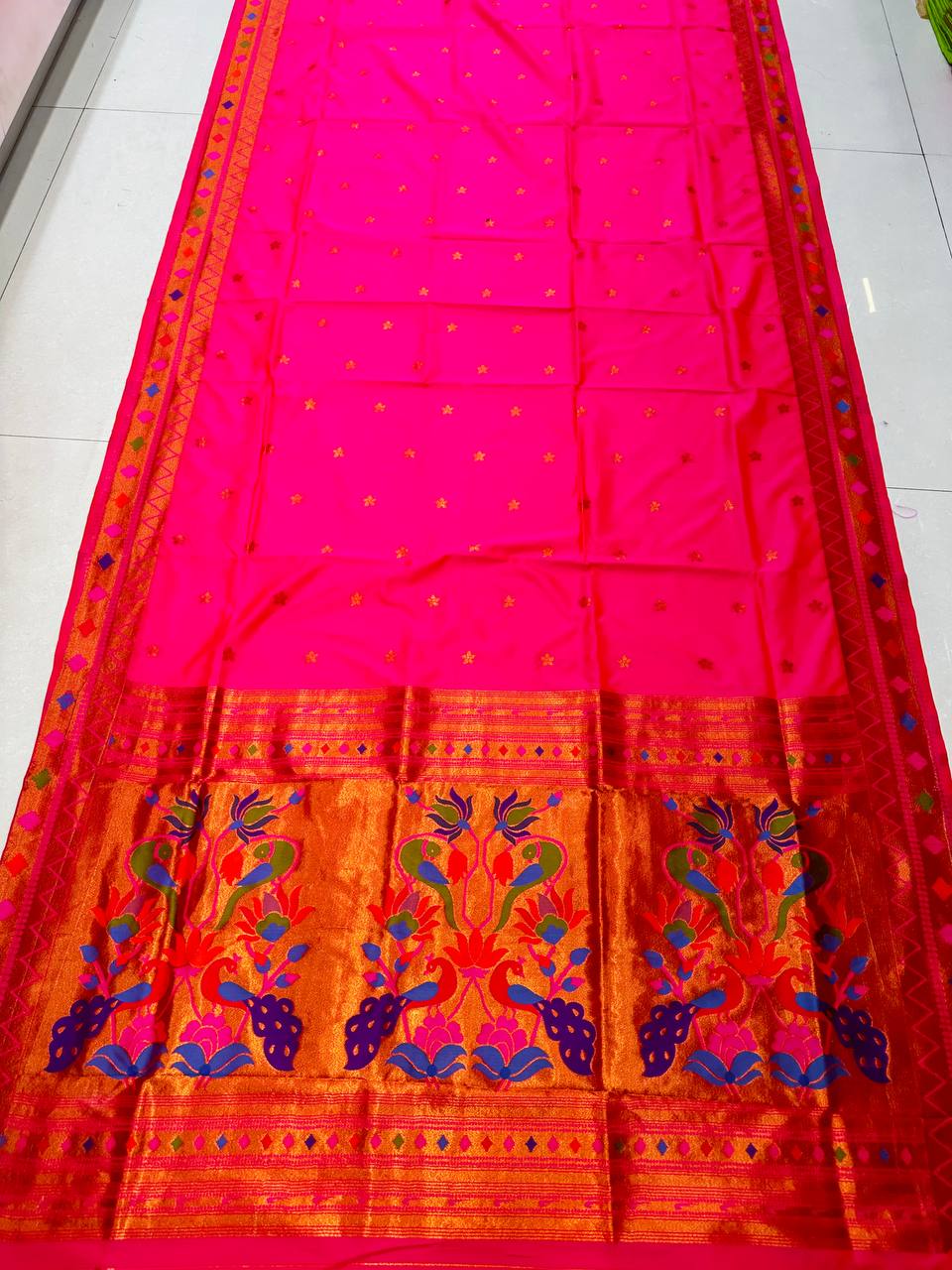 Toned Rich Paithani Silk Sarees And Beautiful Body And Pallu